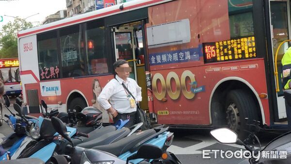 ▲▼台北市士林區中正路紅15R公車右轉時不慎，老翁當場遭撞並捲入車底。圖為肇事司機。（圖／記者黃彥傑攝）