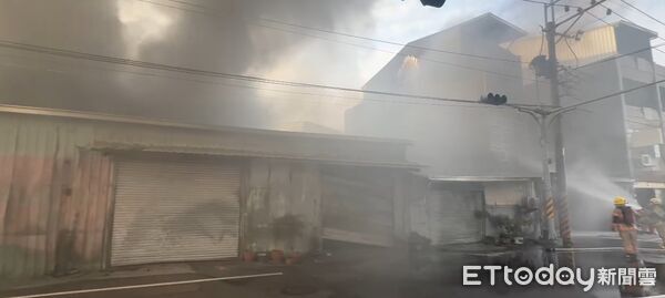 ▲台南市安南區安昌街鐵皮倉庫下午突發火警，消防人員迅速布水線搶救。（記者林東良翻攝，下同）