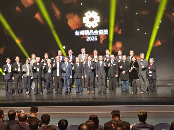 ▲評審團與金質獎得獎企業代表大合照。（圖／記者張佩芬攝）