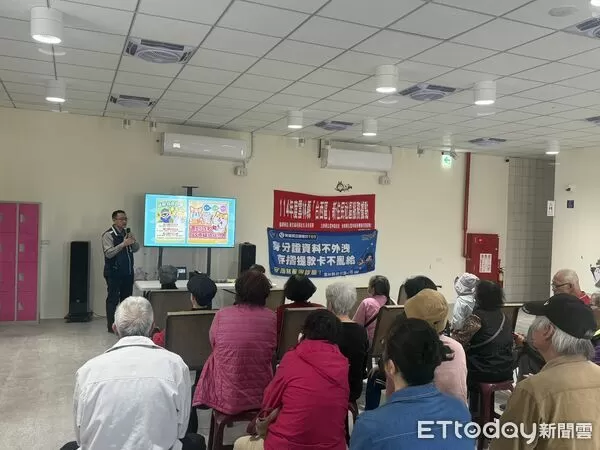 ▲政風室主任向社區民眾解說防詐手法，提醒提高警覺。（圖／記者游瓊華翻攝）