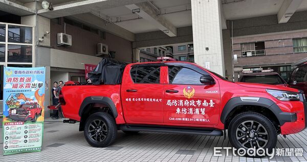 ▲可成科技捐贈幫浦消防車，由協理李士瑋（左）代表致贈，消防局專委黃輝林（右）代表受贈。（圖／記者林東良翻攝，下同）