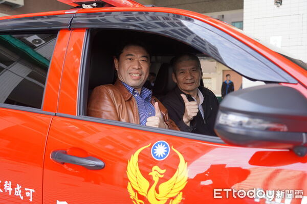 ▲可成科技捐贈幫浦消防車，由協理李士瑋（左）代表致贈，消防局專委黃輝林（右）代表受贈。（圖／記者林東良翻攝，下同）