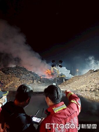 ▲台南市消防局出動無人機空拍後壁廢棄物大火，協助指揮官掌握火勢版圖。（圖／記者林東良翻攝，下同）