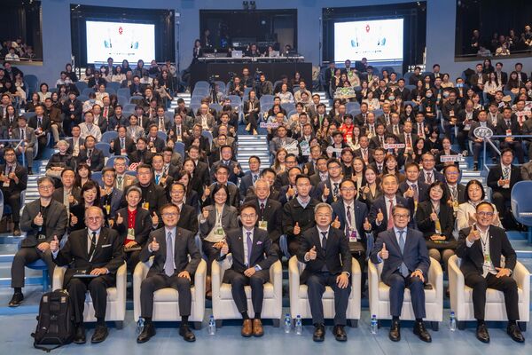 ▲經濟部部長龔明鑫(前排右3)、貿協董事長黃志芳(前排左3)、貿易署署長劉威亷(前排右2)、國內外評審委員與第34屆台灣精品獲獎企業合影。(圖／貿協提供)