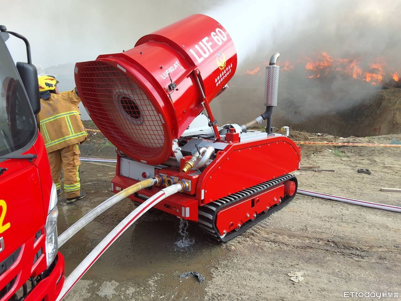 快訊/嘉義湖子內重劃大火!焦黑濃煙竄空 警消出動機器人馳援