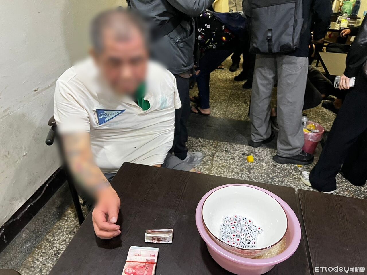 見證賭性堅強的時刻!普發1萬秒衝...車禍斷手男獨臂「十八啦」