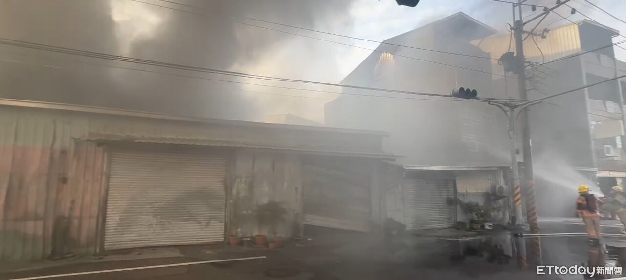 台南市安南區鐵皮倉庫火警！　30車65人搶救百坪燃燒幸無人傷