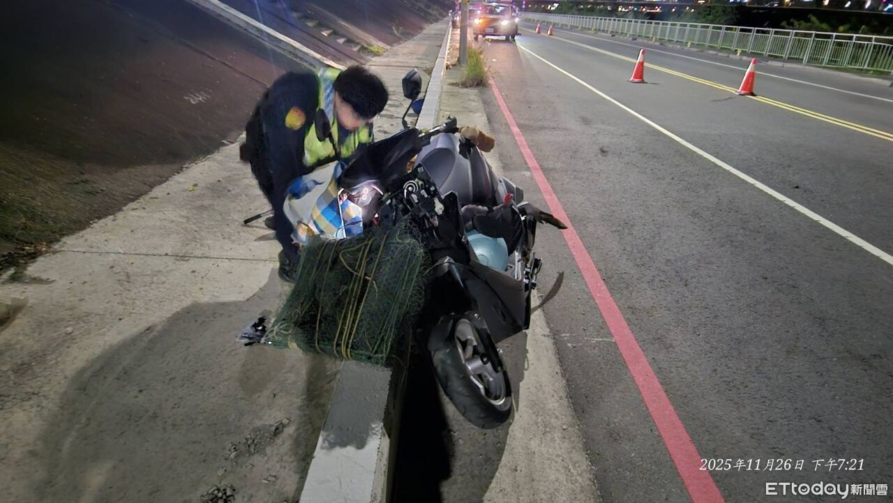 新北男抓螃蟹穿馬路返家　騎士「閃不及慘撞」1死1重傷