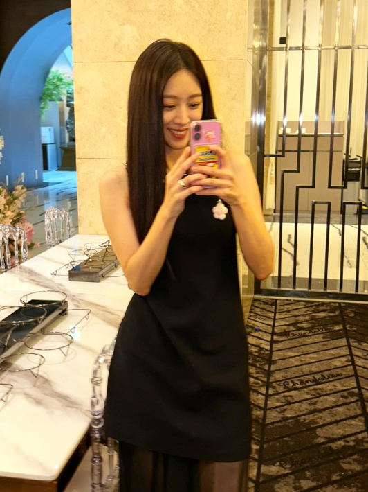 ▲韓國女星曹寶兒（조보아）與圈外男友結婚滿一週年後，如今又傳出將「升格當媽」的喜訊。（圖翻攝自IG／@xxadoraa）