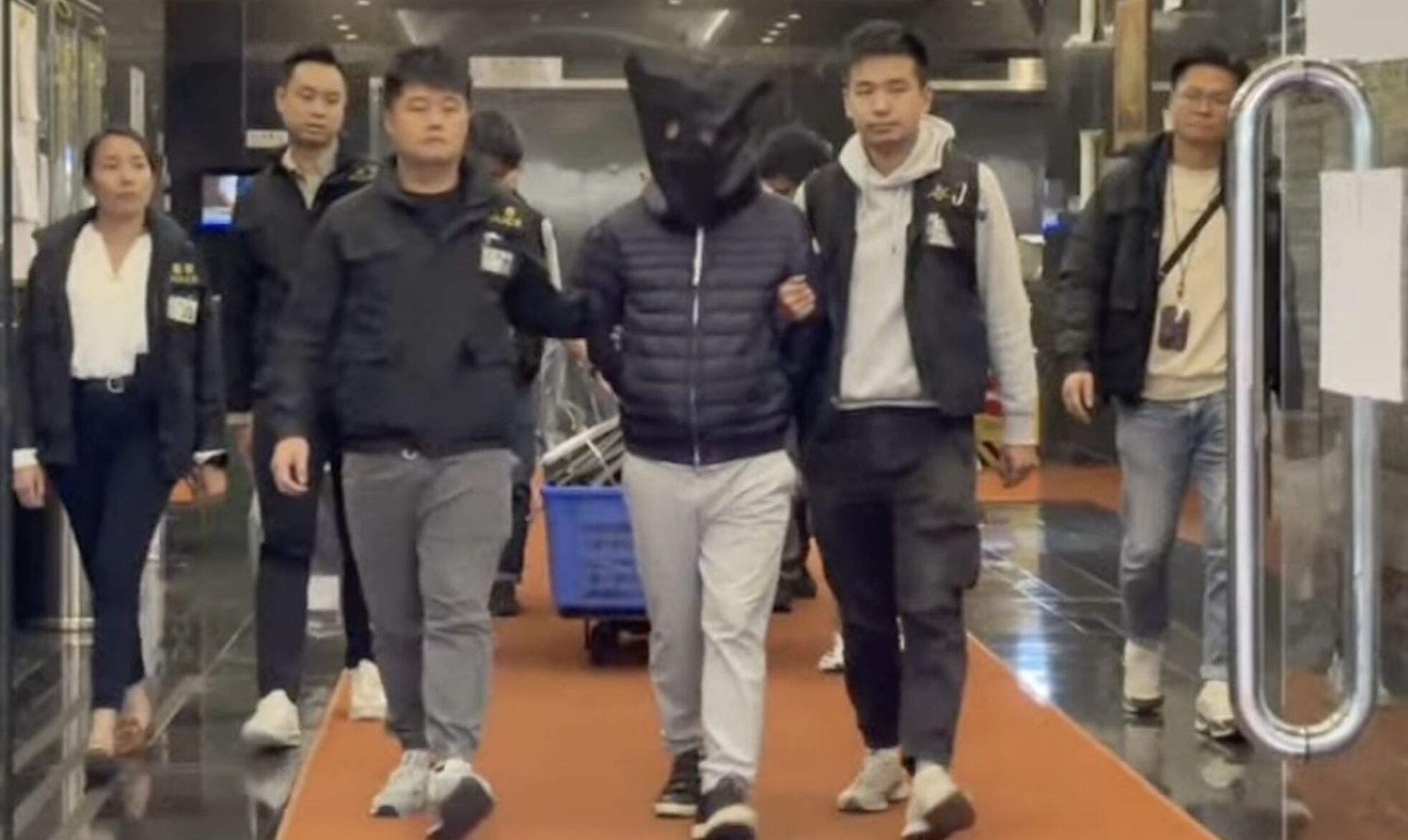 ▲香港警察重案組前往工程公司搜索並帶走一人。（圖／香港01）