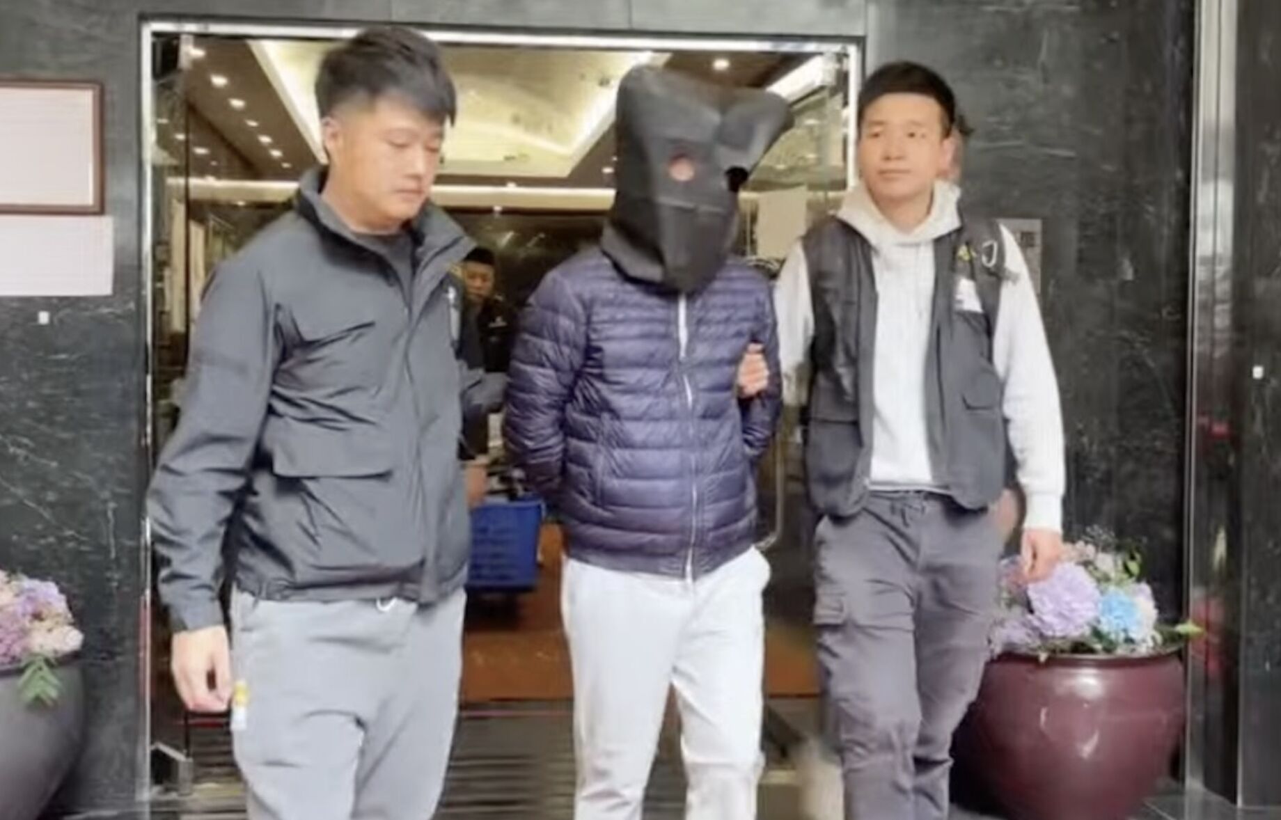 ▲香港警察重案組前往工程公司搜索並帶走一人。（圖／香港01）