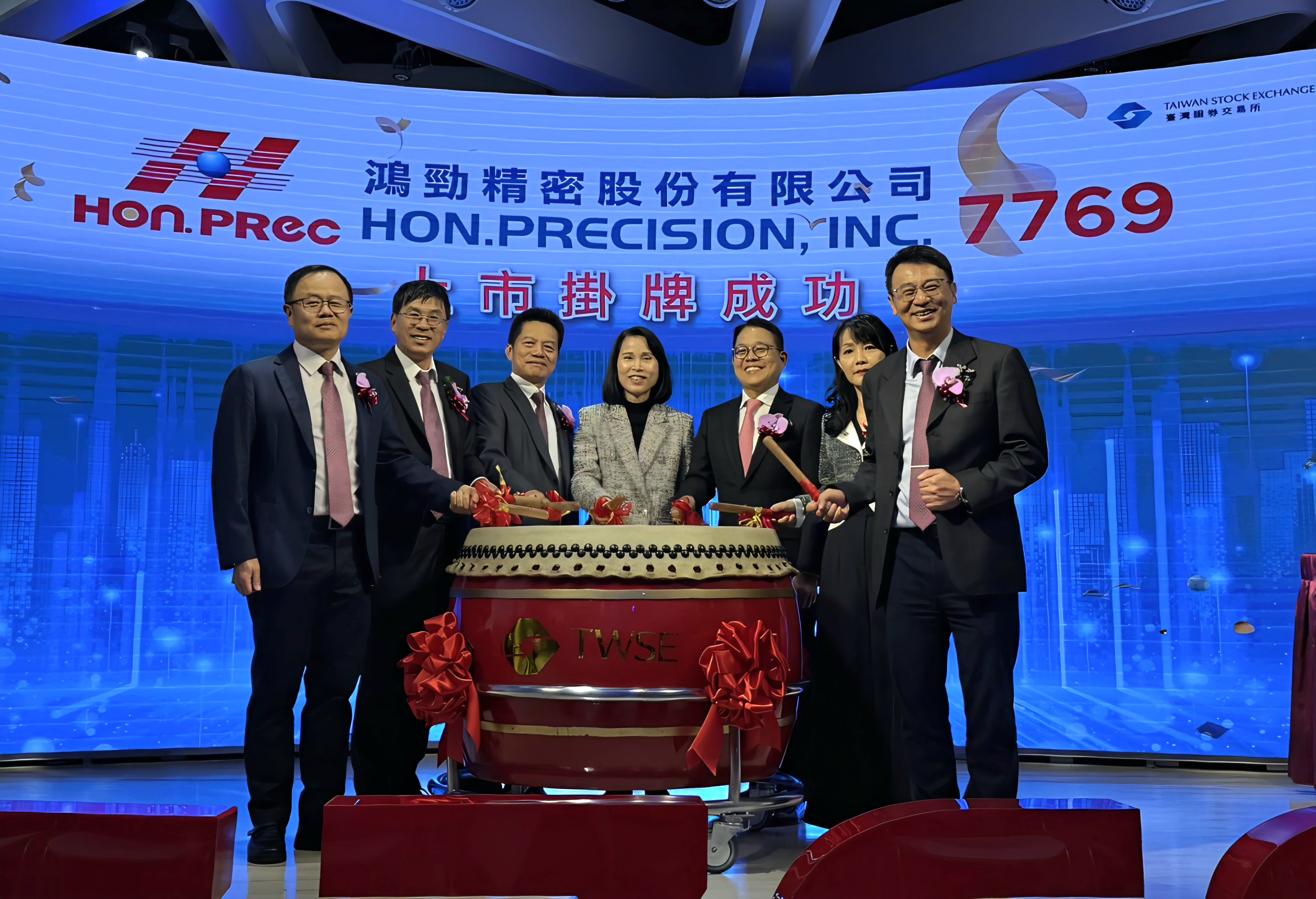 ▲▼鴻勁今上市掛牌，圖左三為董事長謝旼達；左二為總經理張簡榮力；左一為資深副總翁德奎；右一為副總趙振明。（圖／鴻勁提供）