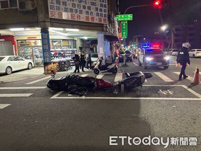 右切待轉區釀3連撞！倒楣騎士慘摔還遭愛車重壓　驚悚畫面曝