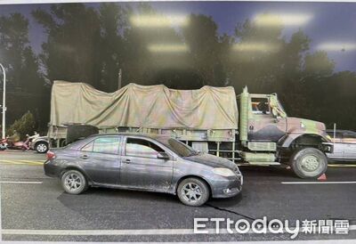 台南軍用大貨車和小客車擦撞　現場畫面曝光...肇事責任待查