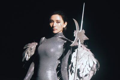 黃瑋昕化身超現實天使! 銀色緊身衣「火辣S曲線」全看光