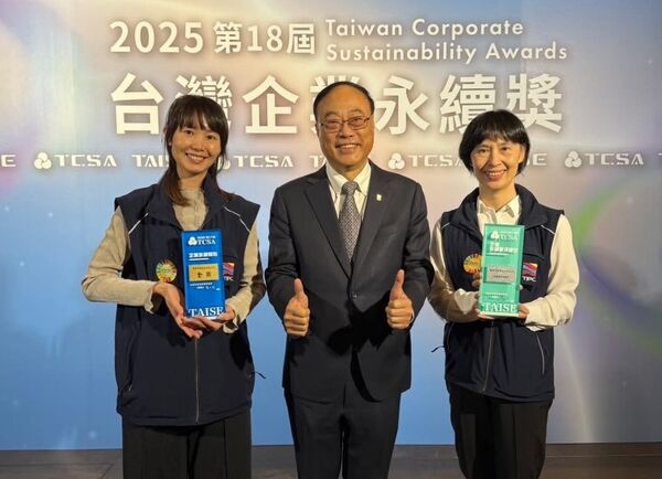 ▲港務公司獲得2025 TCSA台灣企業永續獎，董事長周永暉與永續長張紋英、永續辦公室賴瀅竹管理師合影。（圖／港務公司提供）