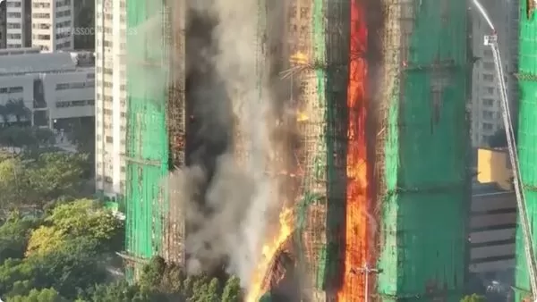 ▲▼宏福苑大火27日一早狀況。（圖／美聯社）