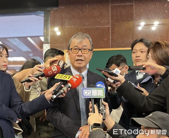 ▲▼鄭英耀支持私校推動「友善婚育房」。（圖／記者許敏溶攝）