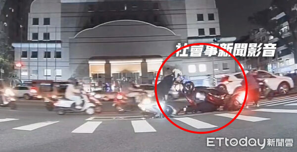 ▲▼右切待轉區釀3車連環撞！高雄男遭噴飛愛車重壓躺地，驚悚畫面曝。（圖／記者賴文萱翻攝）