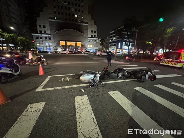 ▲▼右切待轉區釀3車連環撞！高雄男遭噴飛愛車重壓躺地，驚悚畫面曝。（圖／記者賴文萱翻攝）