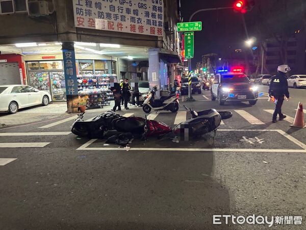 ▲▼右切待轉區釀3車連環撞！高雄男遭噴飛愛車重壓躺地，驚悚畫面曝。（圖／記者賴文萱翻攝）