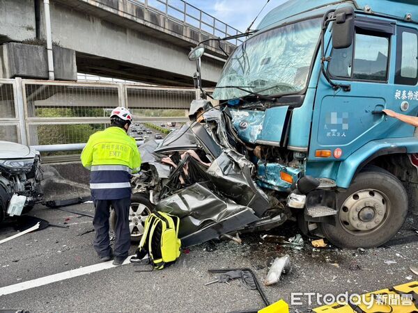 ▲國3北上100公里發生6輛自小客車與1輛貨車的多車追撞事故，共造成6人受傷。（圖／記者楊永盛翻攝）
