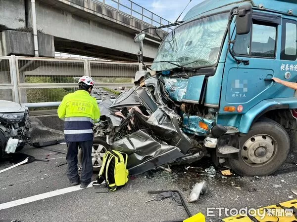 ▲國3北上100公里發生6輛自小客車與1輛貨車的多車追撞事故，共造成6人受傷。（圖／記者楊永盛翻攝）
