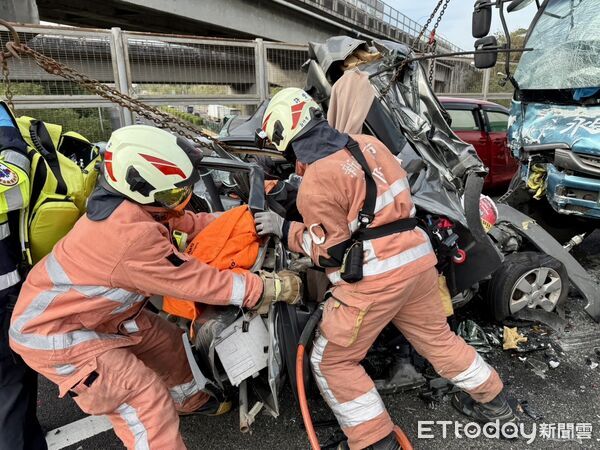 ▲國3北上100公里發生6輛自小客車與1輛貨車的多車追撞事故，共造成6人受傷。（圖／記者楊永盛翻攝）