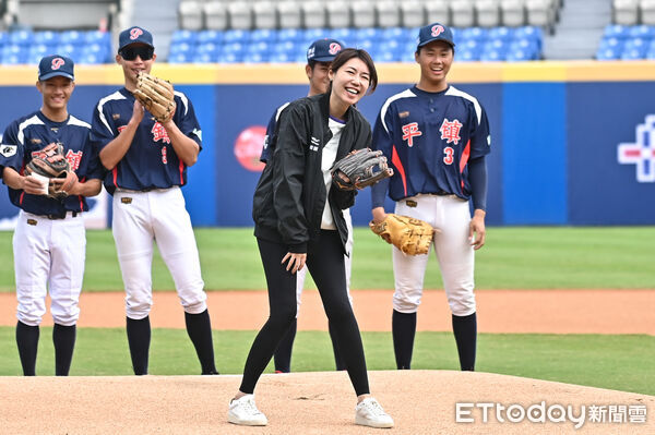 ▲▼2025第十三屆中信盃黑豹旗全國高中棒球大賽，雲豹能源總經理趙書閔為八強賽事開球。（圖／記者李毓康攝）