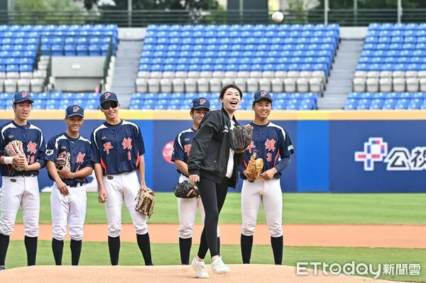 ▲▼2025第十三屆中信盃黑豹旗全國高中棒球大賽，雲豹能源總經理趙書閔為八強賽事開球。（圖／記者李毓康攝）