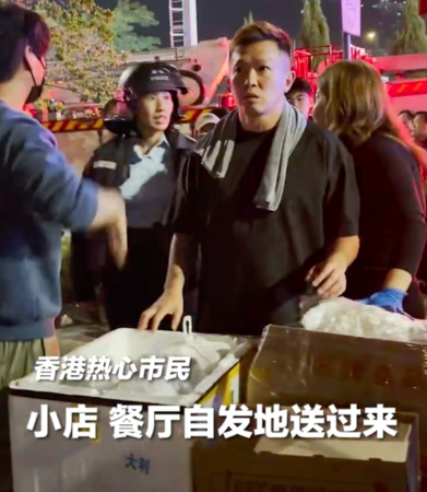 ▲香港民眾自發性衝現場送物資。（圖／翻攝自央視新聞）