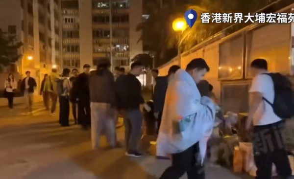 ▲▼香港大火釀44死，多家燒臘店自發性衝現場送熱飯。（圖／翻攝自央視新聞）