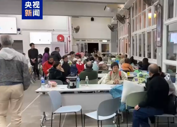 ▲▼香港大火釀44死，多家燒臘店自發性衝現場送熱飯。（圖／翻攝自央視新聞）