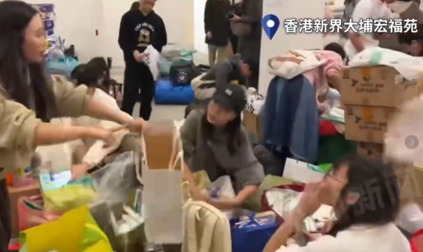 ▲▼香港大火釀44死，多家燒臘店自發性衝現場送熱飯。（圖／翻攝自央視新聞）