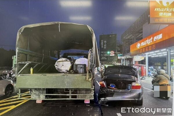 ▲台南市永康區中山南路與忠孝路口事故現場，軍用大貨車與自小客車擦撞，幸無人受傷。（圖／記者林東良翻攝，下同）
