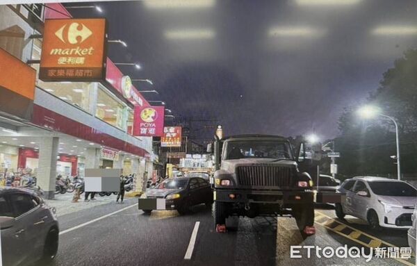 ▲台南市永康區中山南路與忠孝路口事故現場，軍用大貨車與自小客車擦撞，幸無人受傷。（圖／記者林東良翻攝，下同）