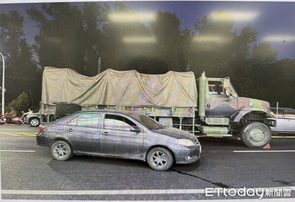 ▲台南市永康區中山南路與忠孝路口事故現場，軍用大貨車與自小客車擦撞，幸無人受傷。（圖／記者林東良翻攝，下同）