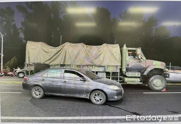 ▲台南市永康區中山南路與忠孝路口事故現場，軍用大貨車與自小客車擦撞，幸無人受傷。（圖／記者林東良翻攝，下同）