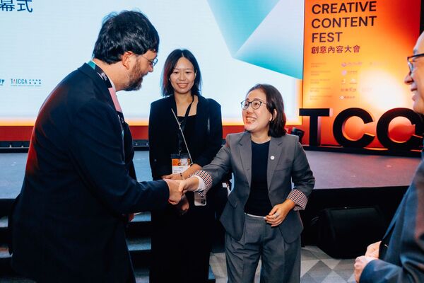 今年的國際參與廣度更甚以往，法國國家影視中心主席布魯埃爾 （左一）與文策院董事長王時思（右二）在開幕現場交流。（文策院提供）