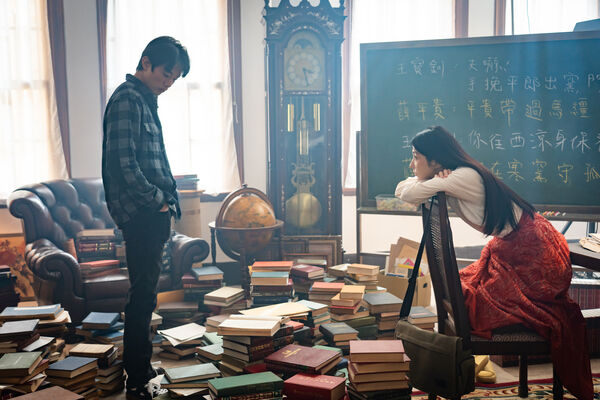 ▲《啵me之我的青春住了鬼》初孟軒在劇場中遇見劇團名伶邵雨薇。（圖／風暴國際股份有限公司）