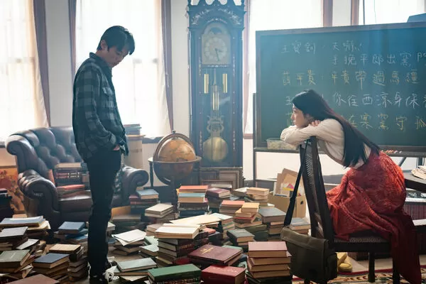 ▲《啵me之我的青春住了鬼》初孟軒在劇場中遇見劇團名伶邵雨薇。（圖／風暴國際股份有限公司）