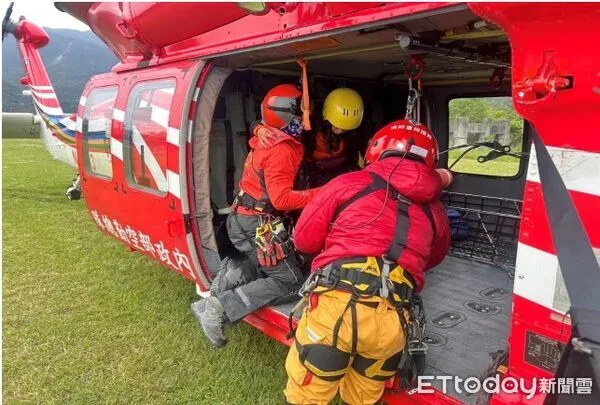 ▲中央尖溪山屋女登山客跌倒骨折，黑鷹出動救援。（圖／地方中心翻攝，下同）
