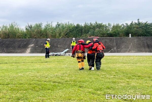 ▲中央尖溪山屋女登山客跌倒骨折，黑鷹出動救援。（圖／地方中心翻攝，下同）