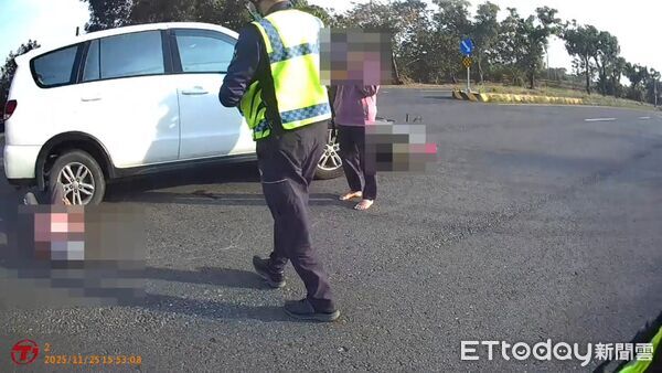 ▲汽車駕駛未注意車況，與前方準備迴轉的機車發生碰撞，76歲阿公及78歲阿嬤雙雙倒地。（圖／記者翁伊森翻攝）