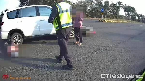 ▲汽車駕駛未注意車況，與前方準備迴轉的機車發生碰撞，76歲阿公及78歲阿嬤雙雙倒地。（圖／記者翁伊森翻攝）