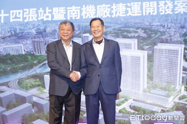 ▲▼全台最大捷運聯開案「環狀線十四張站暨南機廠捷運開發案」27日舉行簽約典禮。開發商環宇上城董事長許崑泰、愛山林建設董事長祝文宇、新北捷運局長李政安、新北市長侯友宜等雙方代表共同簽約，完成此一TOD案之開發。（圖／記者湯興漢攝）