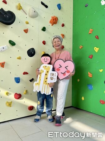 ▲鄒淑娟陪寄養童走一段人生。（圖／南投家扶中心提供）