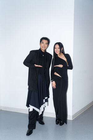 ▲▼ 孫盛希在金馬後台開心和曾敬驊合照。（圖／滾石唱片提供）