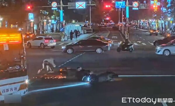 ▲北市信義路復興南路口發生機車追撞事故，所幸2騎士輕傷無礙。（圖／記者張君豪翻攝）
