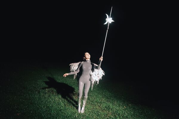 ▲▼ Haezee黃瑋昕在MV一人分飾三角。（圖／索尼音樂提供）